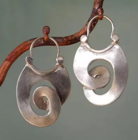 Brincos Prateados Vintage com Espiral
