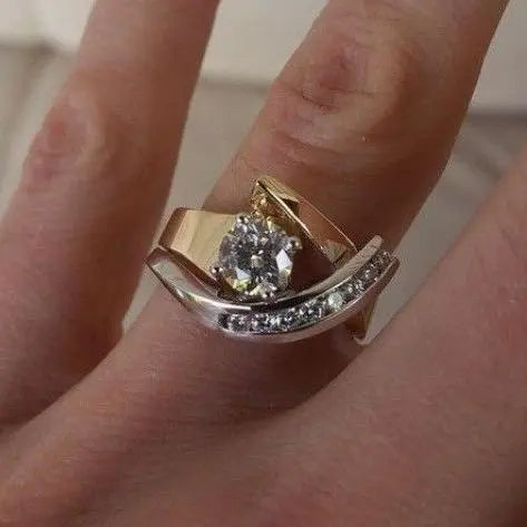 Anel Vintage Irregular em Dourado e Prateado com Zircónia