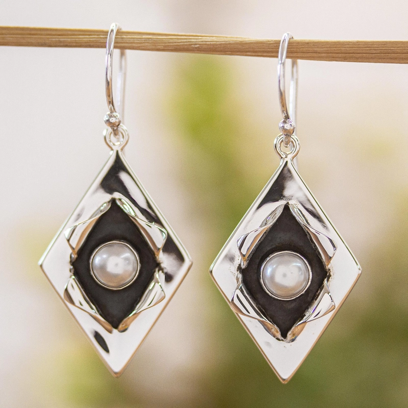 Brincos Vintage em Prata com Incrustações de Pérolas