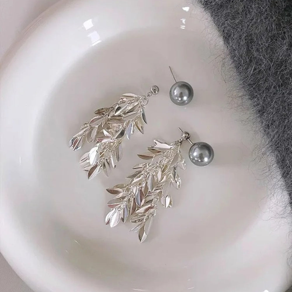 Brincos Pendentes com Folhas de Pérolas Prateadas