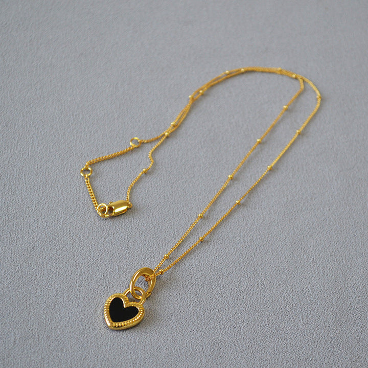 Colar com Pendente de Coração Preto e Branco em Ouro