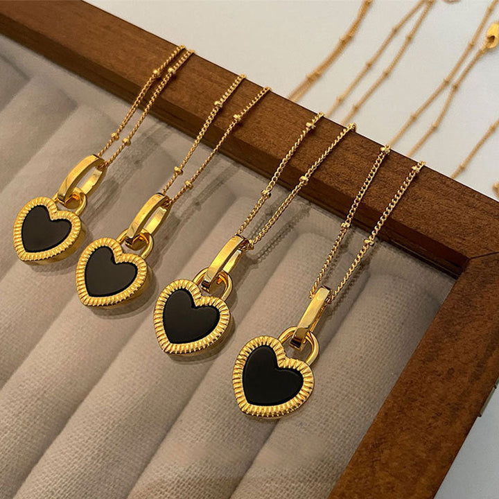 Colar com Pendente de Coração Preto e Branco em Ouro