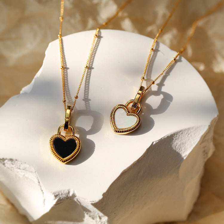 Colar com Pendente de Coração Preto e Branco em Ouro