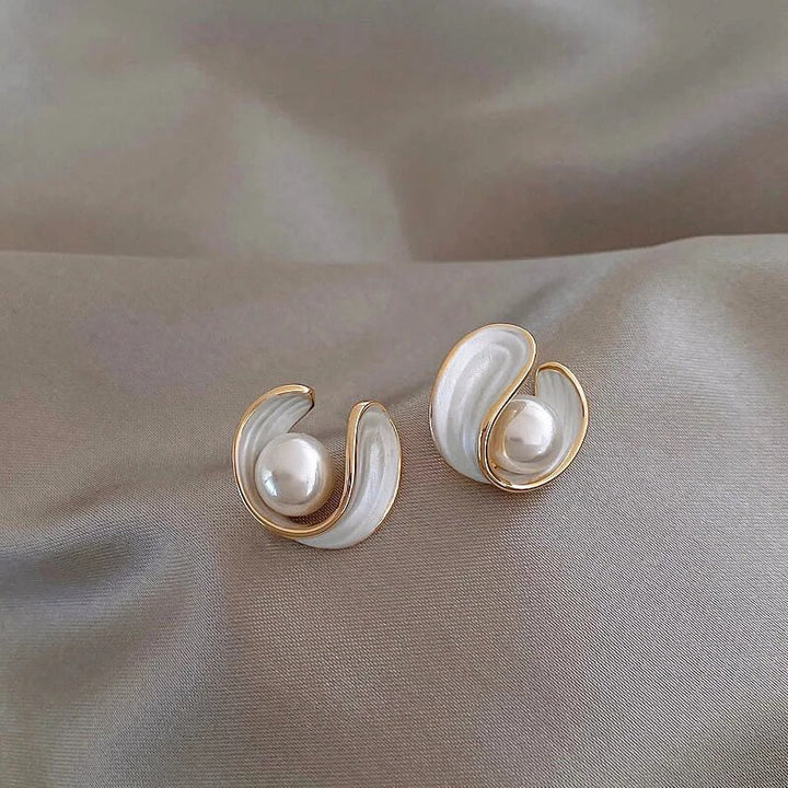 Brincos de luxo com opala branca e pérolas em ouro