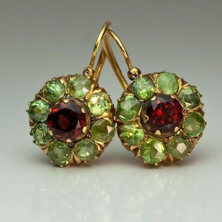 Brincos Vintage Redondos com Cristais Verdes e Vermelhos