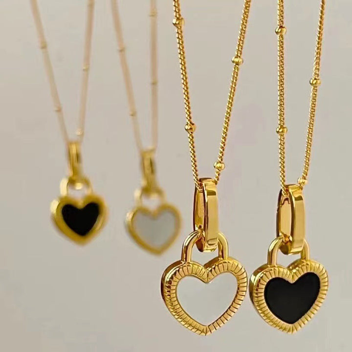 Colar com Pendente de Coração Preto e Branco em Ouro