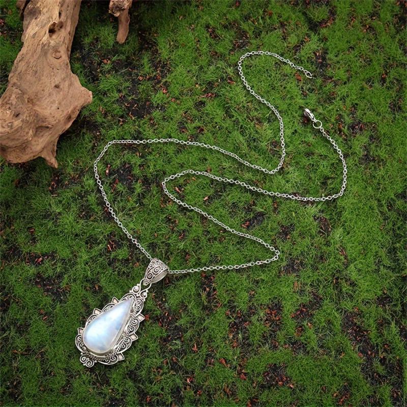 Colar com Pingente Vintage em Pedra da Lua