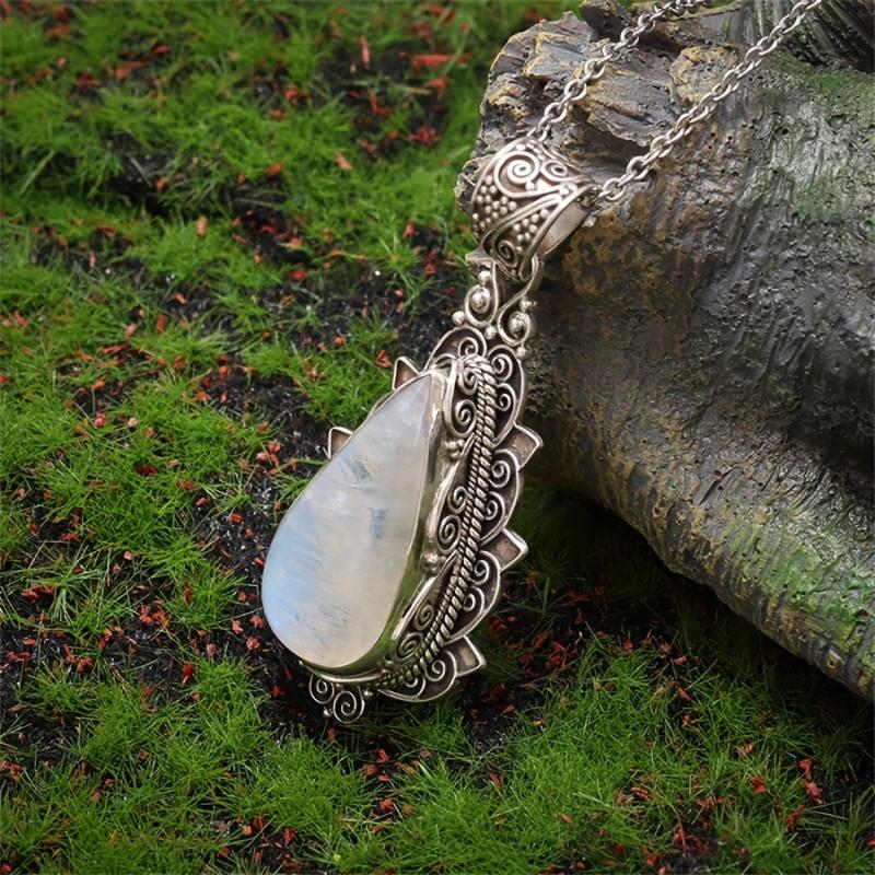 Colar com Pingente Vintage em Pedra da Lua