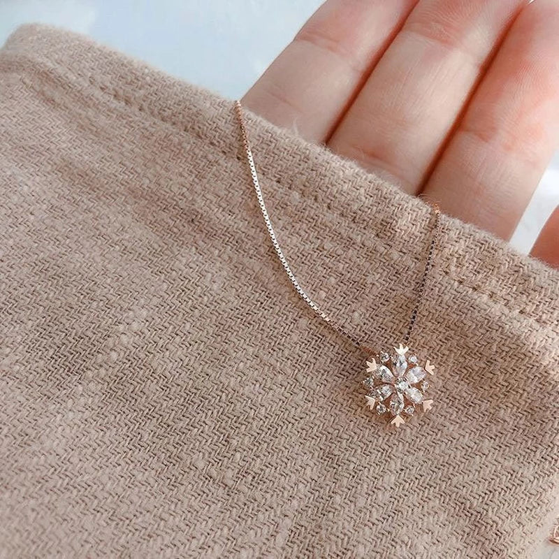 Colar de Cristal com Floco de Neve Brilhante em Ouro e Prata