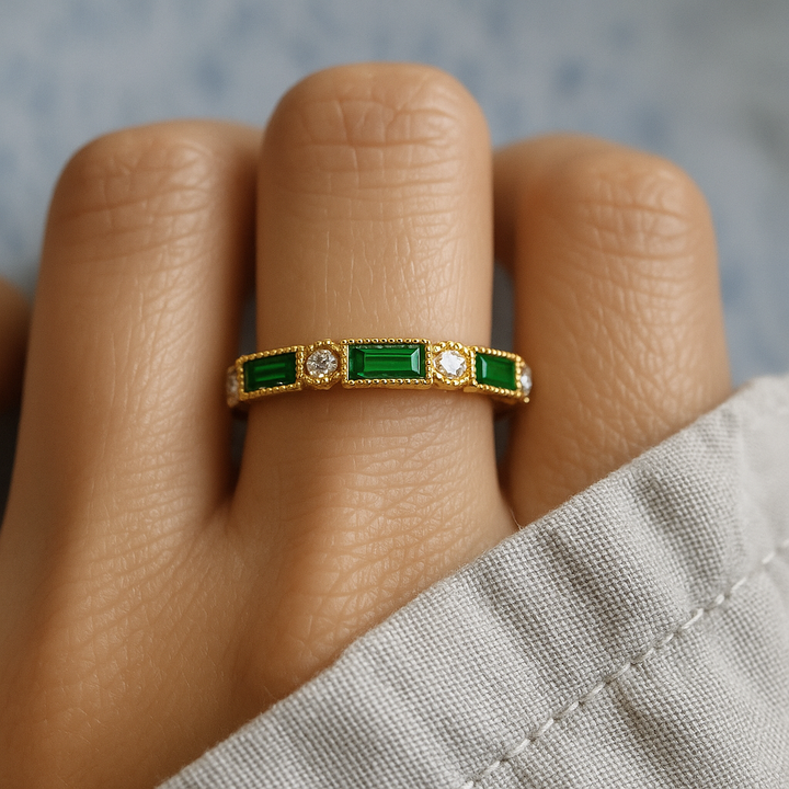 Alex - Anel de Ouro com Incrustações de Zircônia Verde