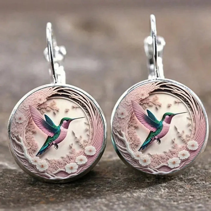 Colar com Pingente em Forma de Colibri com Cúpula de Vidro