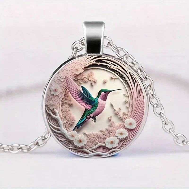 Colar com Pingente em Forma de Colibri com Cúpula de Vidro