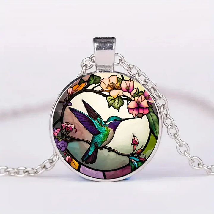 Colar com Pingente em Forma de Colibri com Cúpula de Vidro