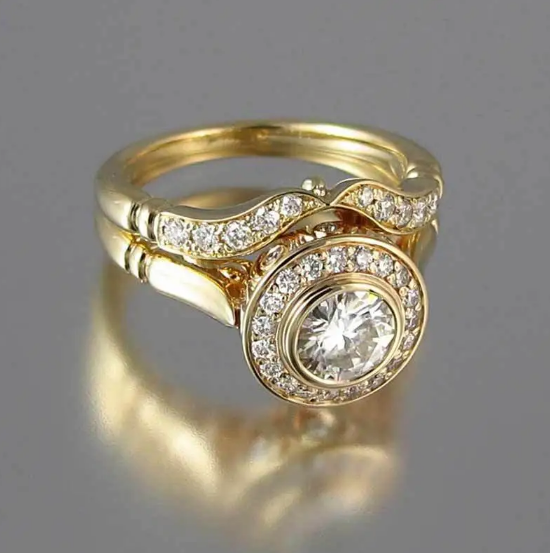 Anel com Microincrustações em Ouro
