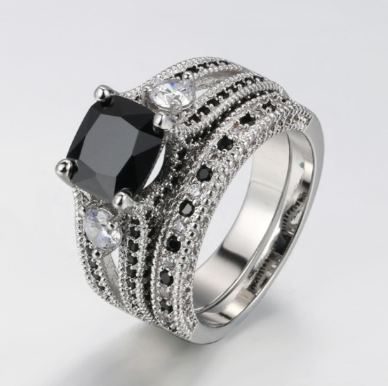 Anel com Zircão Preto e Diamantes