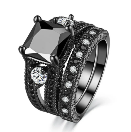 Anel com Zircão Preto e Diamantes