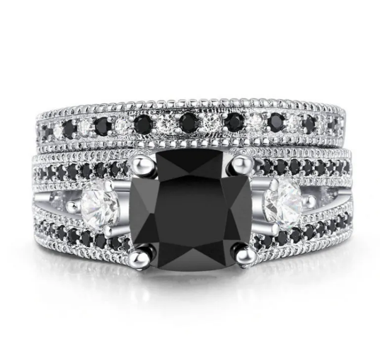 Anel com Zircão Preto e Diamantes