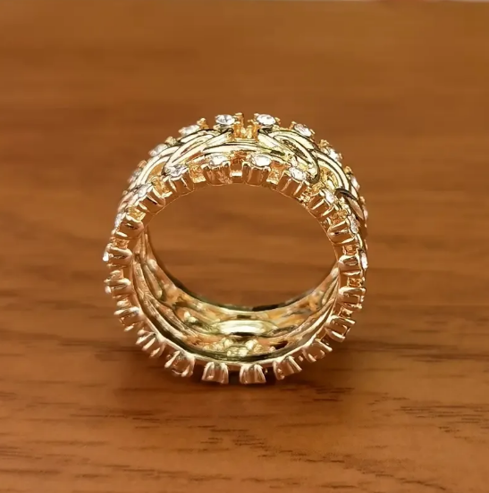 Anel com Faixa de Cristal Trançada Dourada