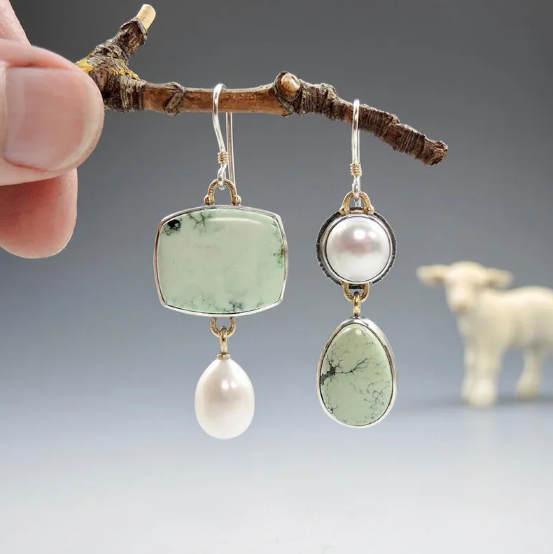 Brincos Assimétricos com Pérolas e Esmalte Verde