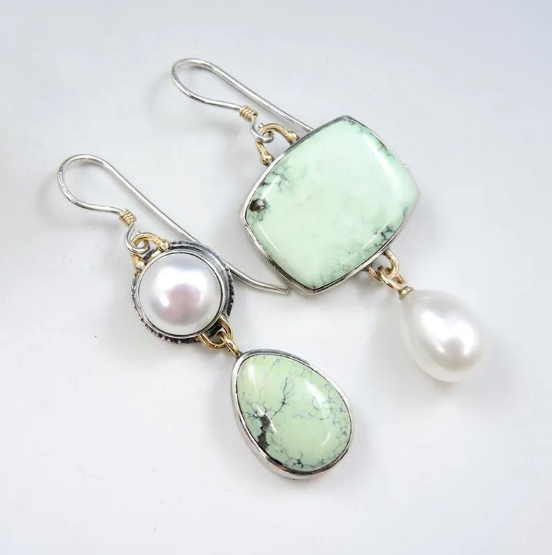 Brincos Assimétricos com Pérolas e Esmalte Verde