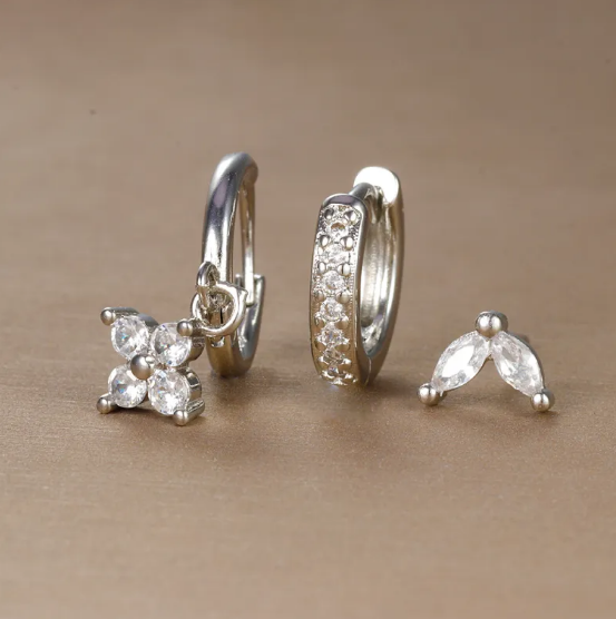 Conjunto de Brincos com Diamantes em Forma de Flor