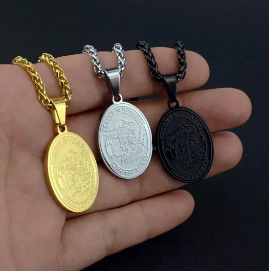 Colar Oval com Retrato de Anjo em Aço Inoxidável