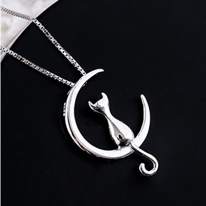 Colar Elegante com Lua Crescente e Gato