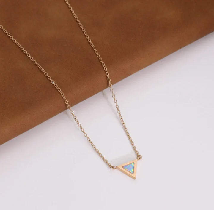 Colar de pedra da lua - Medalhão Triangular