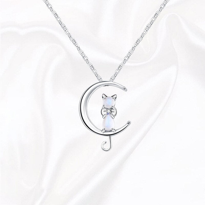 Colar com Pingente em Forma de Lua Crescente e Gato em Pedra da Lua